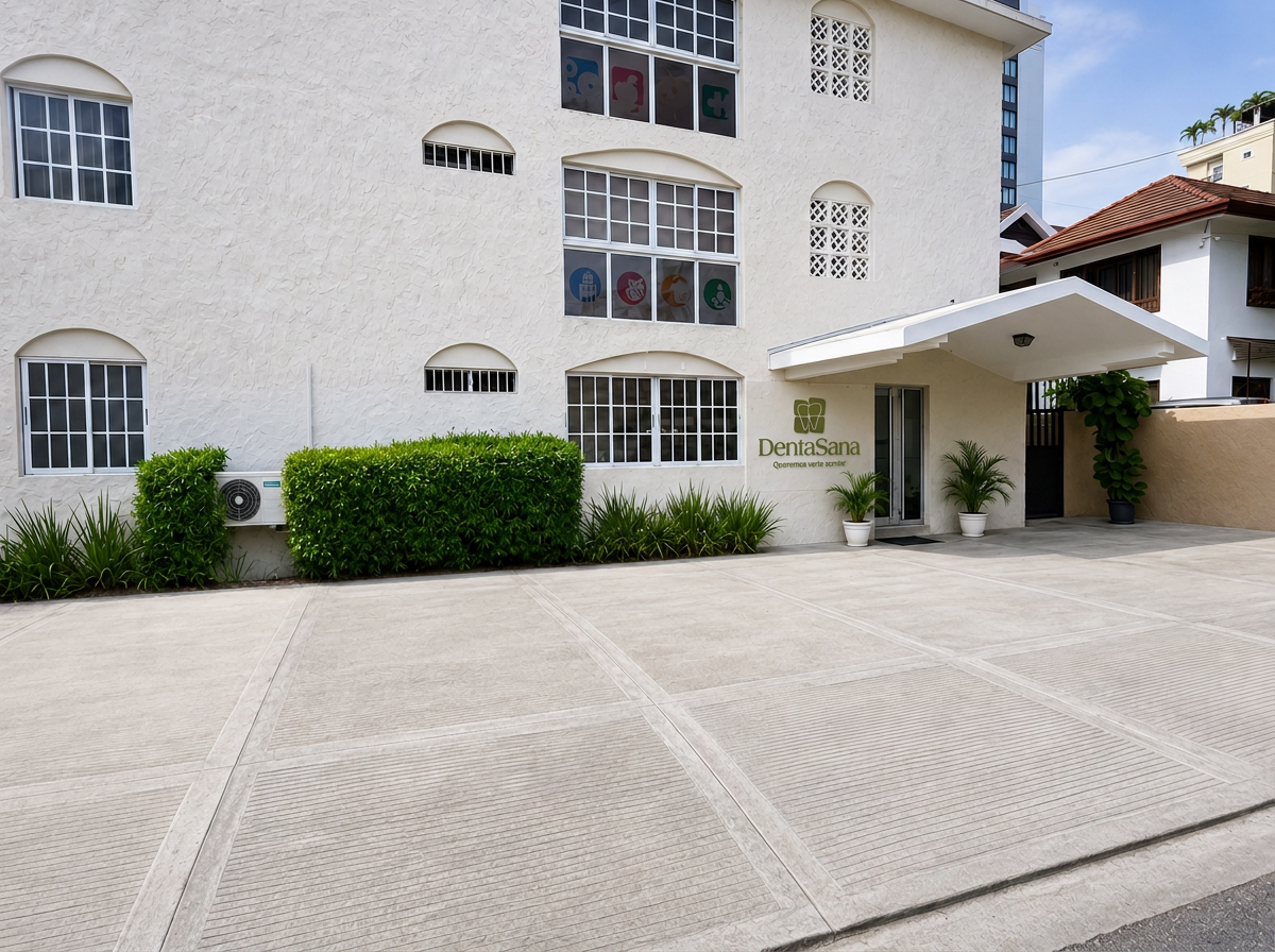 Fachada y entrada de la clínica Denta Sana en Calle Las Acacias 2, esq. Agustín Lara, Piantini, Santo Domingo