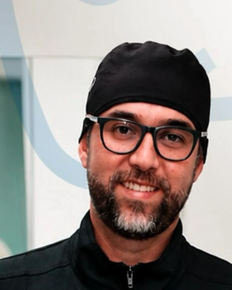 Dr. Enrique Aquino Rivero, Cirujano Maxilofacial en Denta Sana